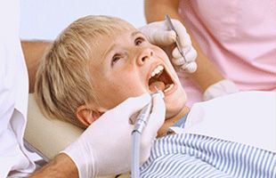 Clínica Dental Laura Rodríguez niño en revisión odontológica